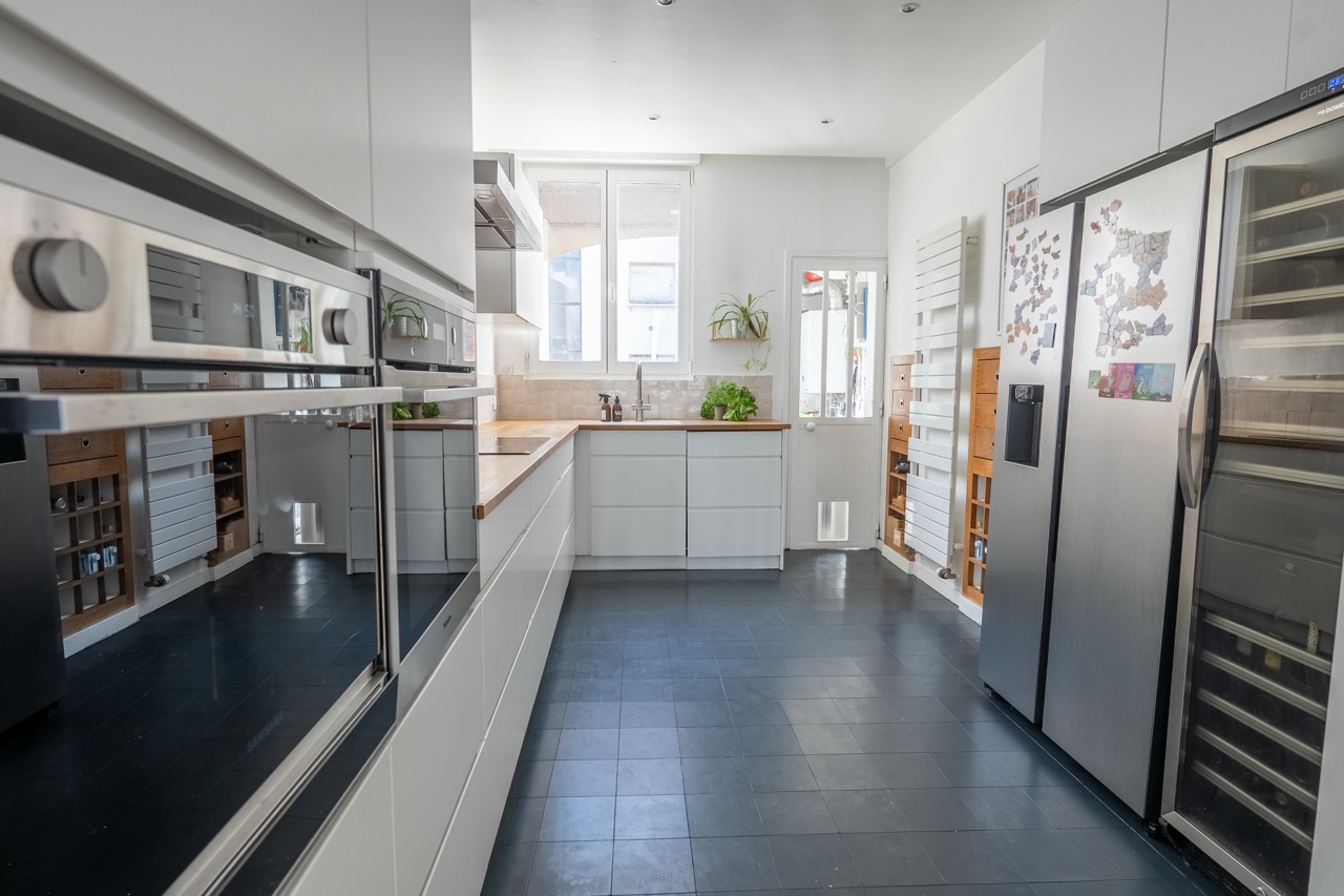 3kK1S1xQdrM2Dy6Rw5kPLshILM5G3FuBLNfiPlhs.jpg cuisine équipée avec façade blanches, plan de travail en bois électroménager en inox