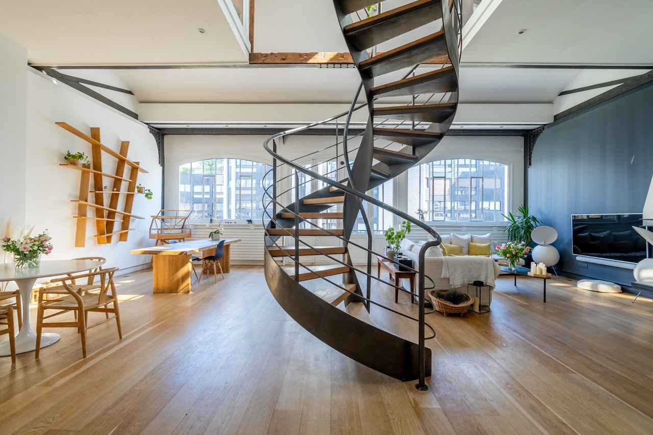 DbJT8H7bgSo8nGaZS0OU5cj8riaZcWBOiafnw8AP.jpg grand salon / salle a manger appartement Eiffel avec val escalier en colimaçon