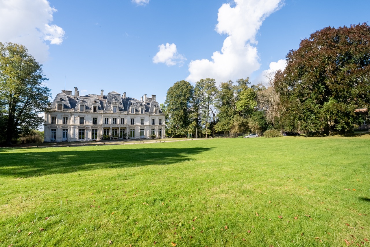 GGM48OnvFgJcSrg6fcbBnWARDCsbHI68nqMMWXHc.jpg jardin d'un domaine dans le val de marne