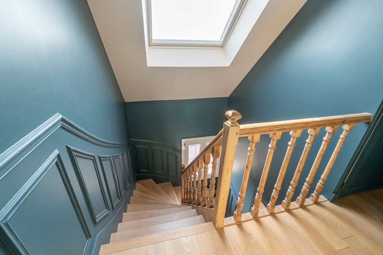 HGweIgF5StkOqF8WyVbnmyzv2YPVkPRoOBV49IzC.jpg Escalier lumineux avec velux, en bois maison val de marne