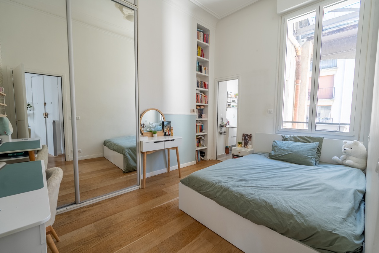 RdJOWtkSAgKgCkA2sFB7l3dbGG5TdkvURNO45Bie.jpg chambre d'enfant avec lit et bureau