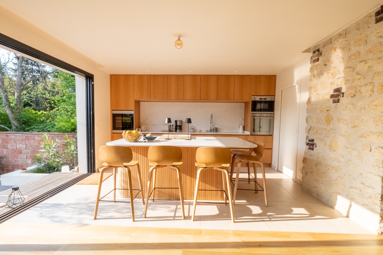 U6hHPaUCtcBCkBjekpCFU6sUyJqoND2bQBXeuQu8.jpg belle cuisine en dois avec murs en pierre donnant sur jardin