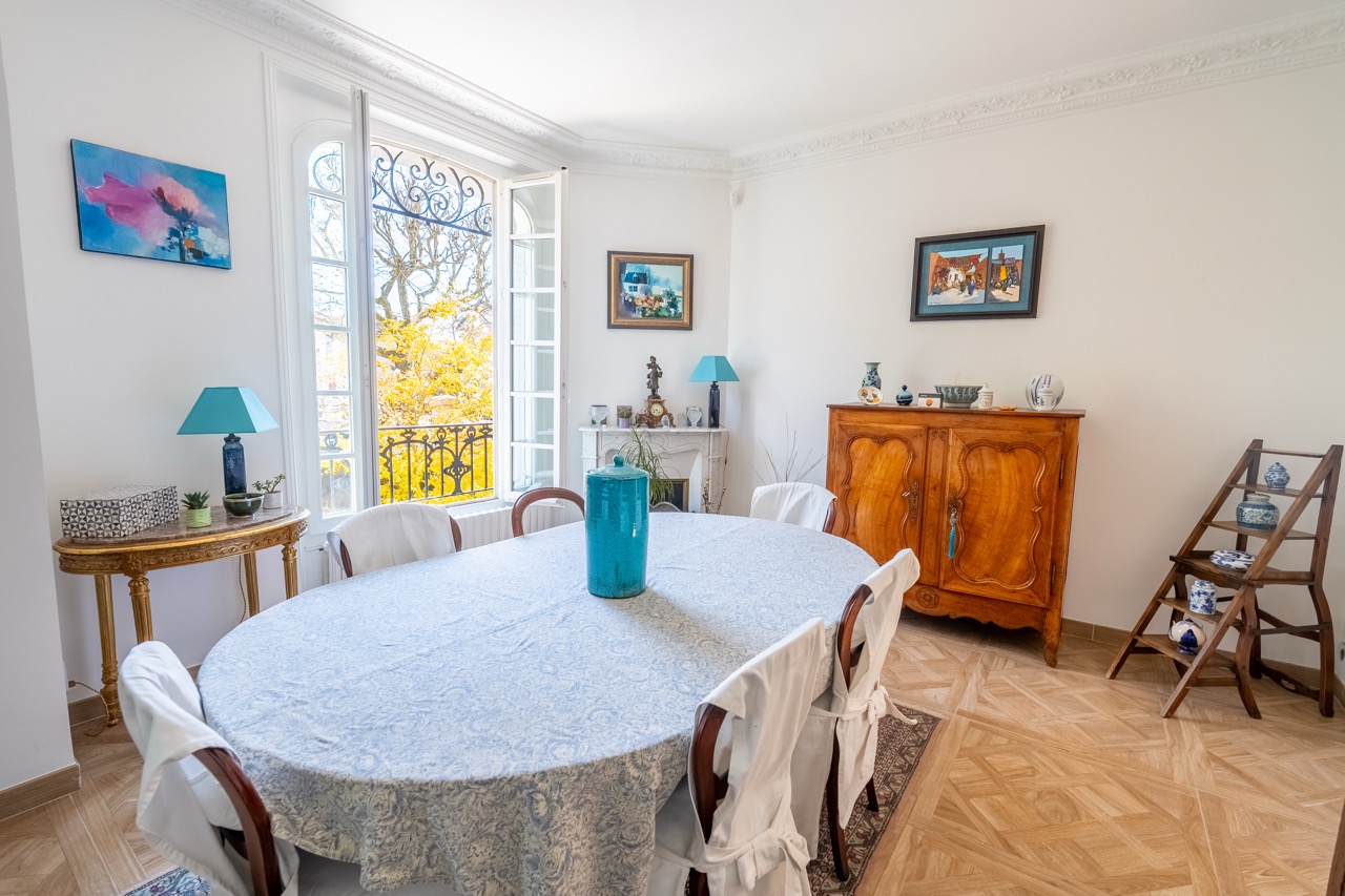 fGraCIU2qvHL96eBwLdcDdzI2CwazJCukfeyarRf.jpg salle a manger avec moulures d'une maison dans le val de marne