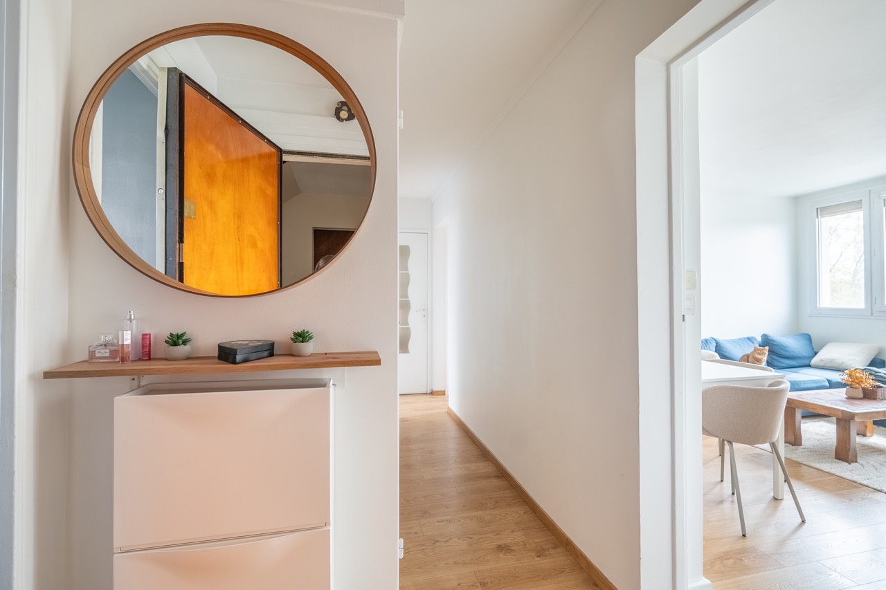 itkMRole07IKkcbnuWMsV5b1rXnNFmk0WlbYwejQ.jpg entrée desservant couloir et salon dans appartement charenton le pont
