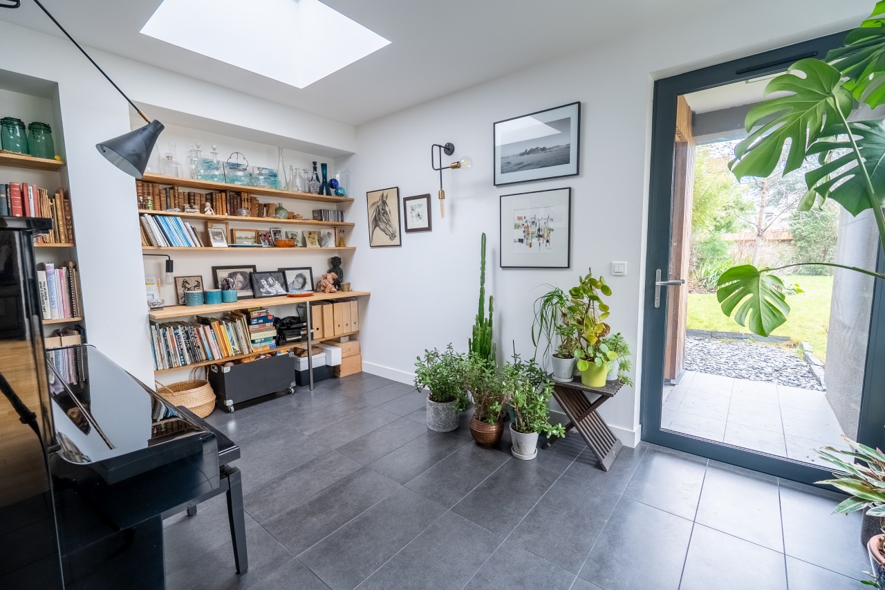nHzSiM8PFPSAkoxdajTpt8NPQKmnssWnm7daALQk.jpg espace détente maison d'architecte, piano, plantes, ouverture sur jardin