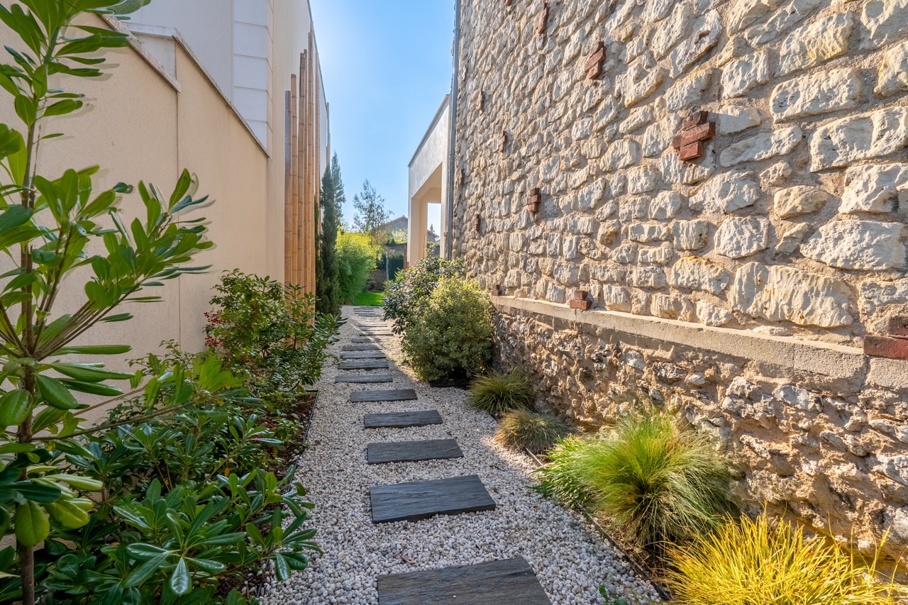 oEfalWKx5IFxQrhRbfY4hD4eqku47mbHftSVSC8f.jpg Allée en pierres avec ardoises