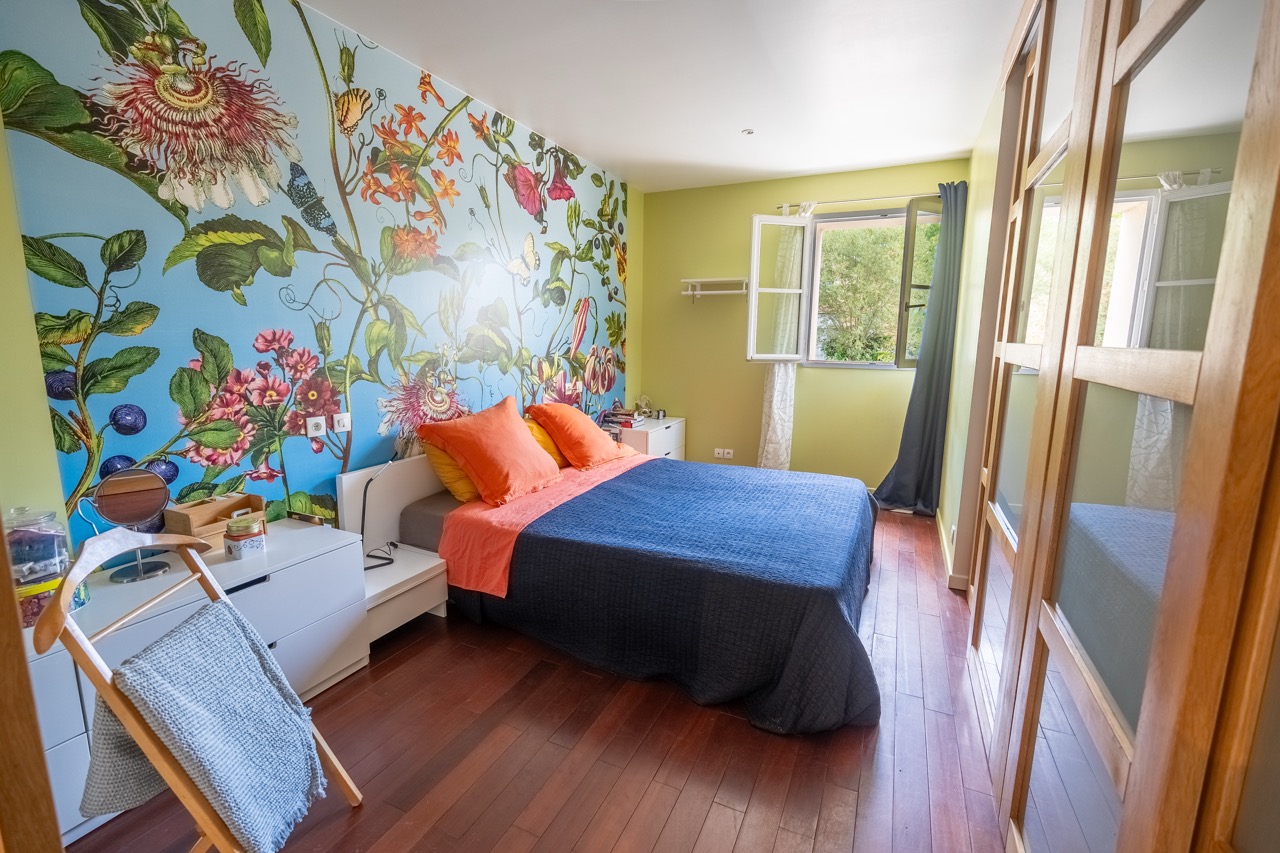 vI2pEAcQRmwpyfT3lapnmhs19CwpVjZmFvpWbjQ2.jpg Chambre lumineuse avec lit et rangements dans une maison dans le val de marne