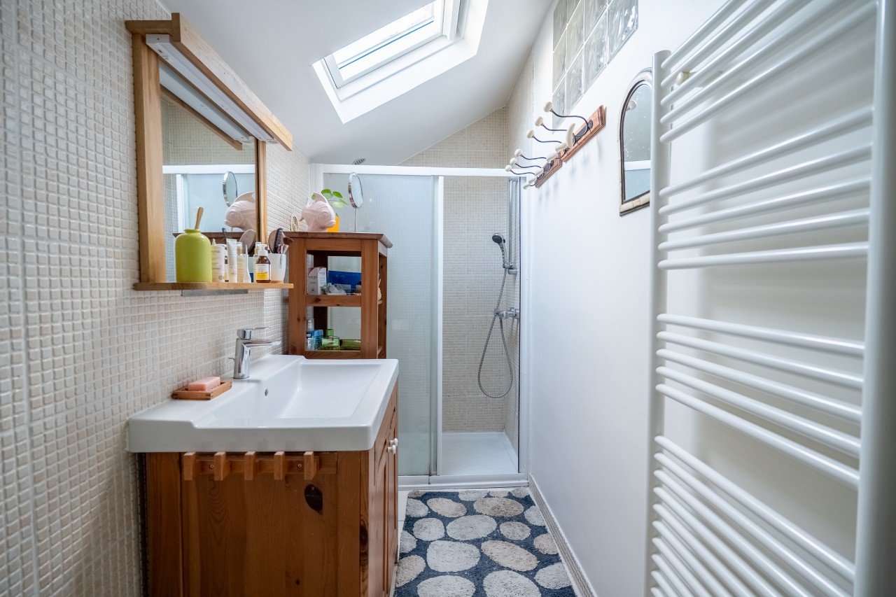 w5qiESSXuoTRIDXRtnhD3nnmoa0Er1IYP4vROkBc.jpg Salle d'eau avec douche sous combles