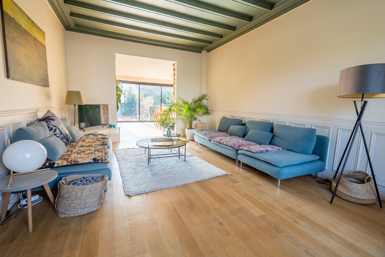 wbUIhUOy8Jo9syHbW9sTqWpMJIyTyWgPhtcXuVdy.jpg salon avec canapés, parquet, poutres et moulures