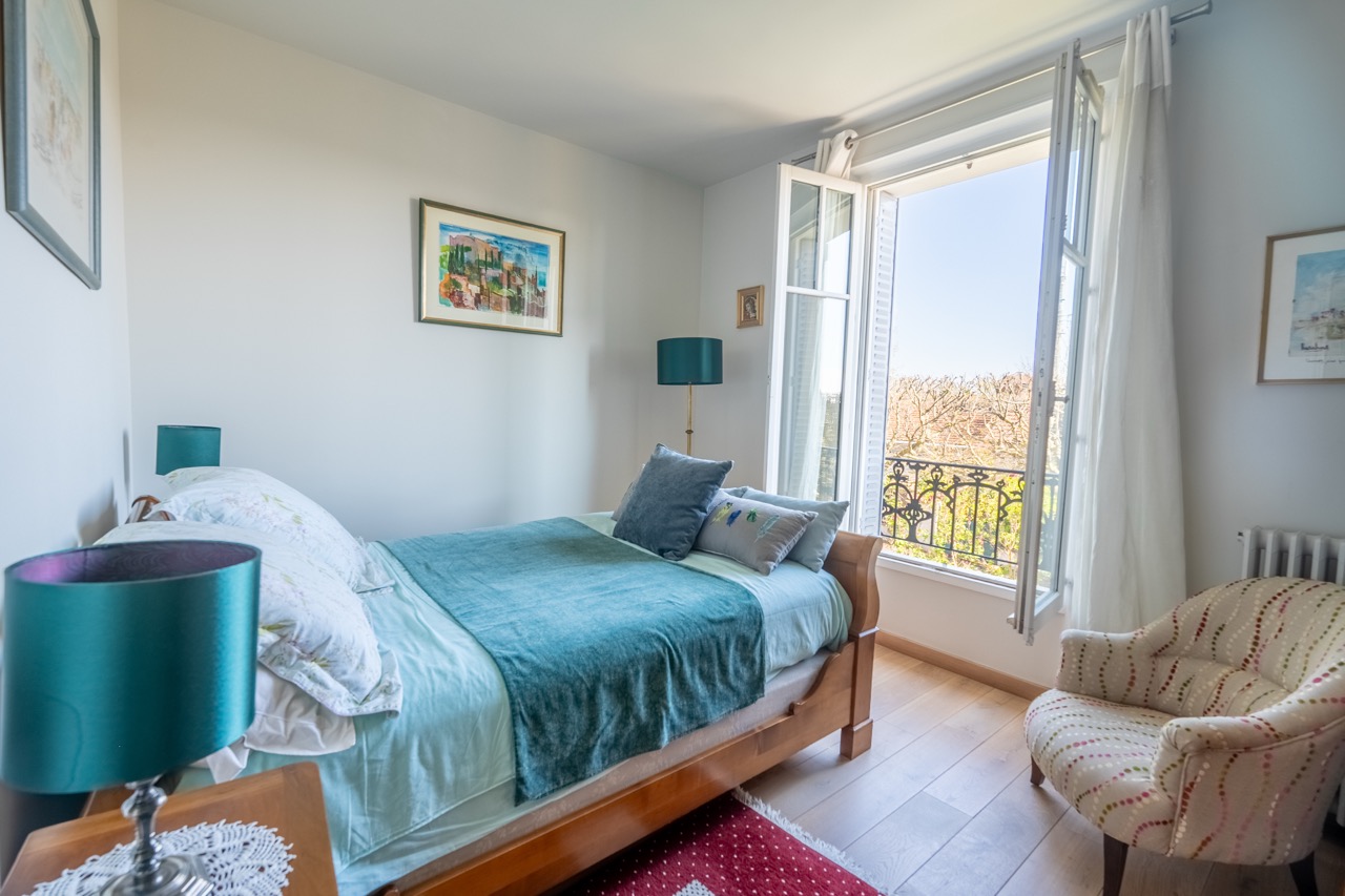 zNFFKzyiH50gBRFzUVOXMZ9ZU34ybLbGTHPJYQtq.jpg chambre lumineuse fenêtre ouverte sur arbres